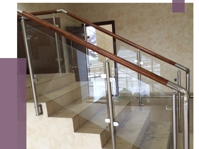 Комбинированные перила из металла и дерева в Шумерле